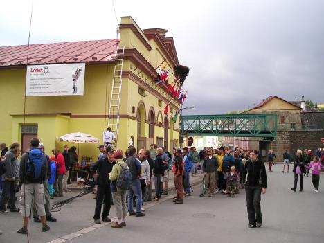 Mezinrodn festival horolezeckch film - Teplice nad Metuj 2003 - ped kinem