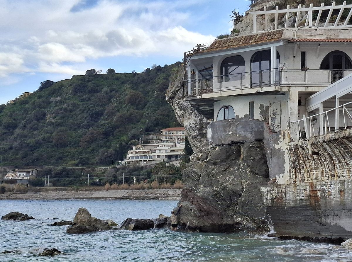 Kliknut�m zav�ete okno.